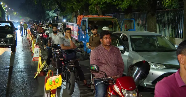 ফিলিং স্টেশনে দীর্ঘ লাইন